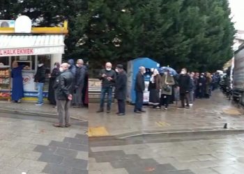 رغم الأمطار.. أتراك يصطفون في طوابير طويلة لشراء الخبز المدعّم