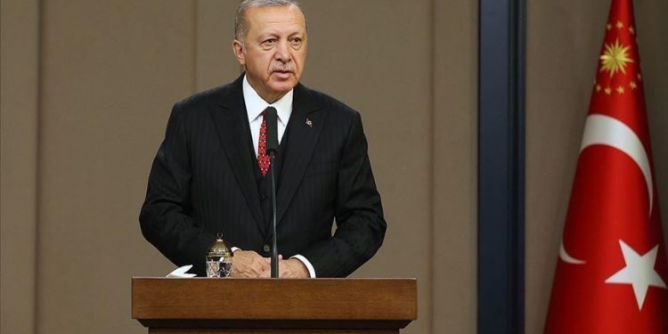 كاتبة: علاقات أردوغان بالدول العربية قلعة رملية على الشاطئ