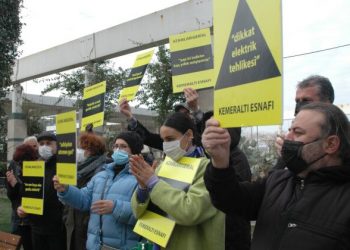 التجار الأتراك في إزمير يتظاهرون احتجاجًا على زيادة أسعار الكهرباء
