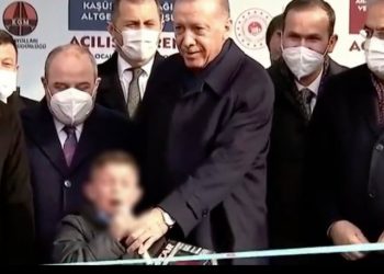 أردوغان يمنح طفلاً لعبة ليهاجم زعيم المعارضة!