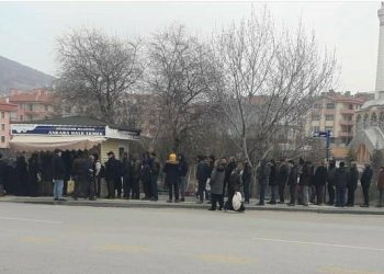 الأتراك يصطفون للحصول على زيت عباد الشمس الرخيص