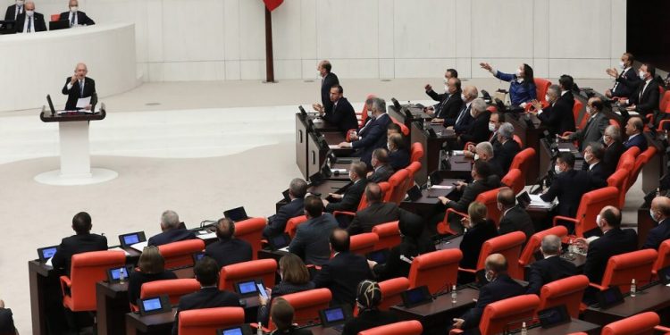 إصابة 9 نواب من حزب أردوغان بكورونا