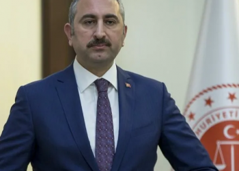 وزير عدل أردوغان يستقيل من منصبه