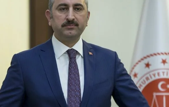 وزير عدل أردوغان يستقيل من منصبه