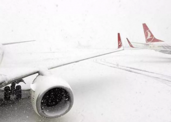 تركيا.. عاصفة ثلجية تحاصر ركاب رحلة جوية في مطار إسطنبول