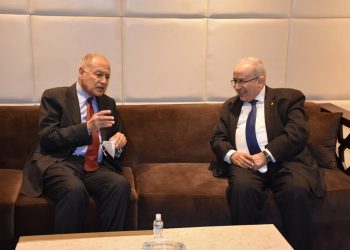 وزير خارجية الجزائر يناقش مع أبو الغيط ترتيبات عقد القمة العربية في بلاده