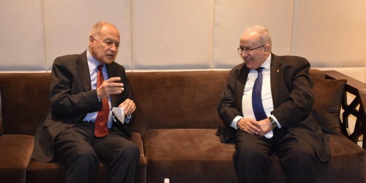 وزير خارجية الجزائر يناقش مع أبو الغيط ترتيبات عقد القمة العربية في بلاده