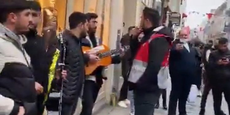 تركيا.. الشرطة تمنع أغنية بالكردية في الشارع!