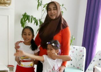 فتاة تركية تعيش صدمة منذ اعتقال والدتها خلال زيارة الأب بالسجن