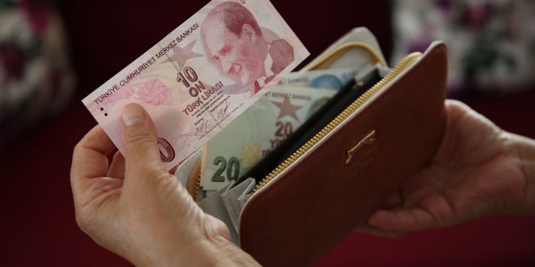 خبير اقتصادي دولي: التضخم في تركيا سيرتفع إلى 45%