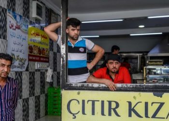 تركيا توقف قبول طلبات الإقامة للسوريين في 16 مدينة