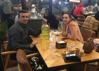 الفلانتين في تركيا.. جولاي تهدي زوجها قنينة بنزين في عيد الحب!