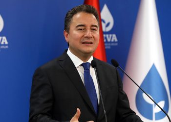 باباجان ينتقد جولة أردوغان في ظل الأزمة الأوكرانية-الروسية