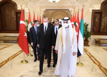 أردوغان يصل الإمارات في زيارة تاريخية