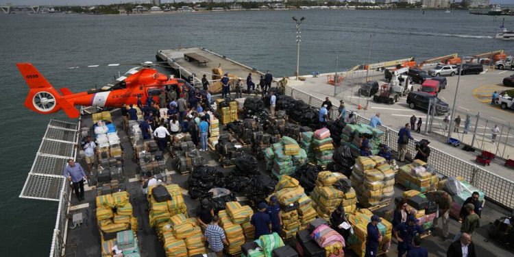 خفر السواحل الأمريكي يضبط شحنة مخدرات بقيمة مليار دولار!!!!