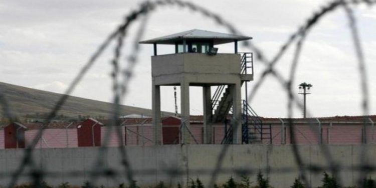 سجين كردي: شعر وزجاج بالوجبات في سجن دياربكر!