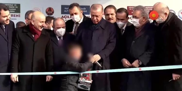 أردوغان يلقي باللوم على الطفل الذي سب زعيم المعارضة