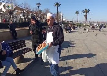 سليمان كل أوغلو… دبلوماسي يبيع السميط في تركيا!