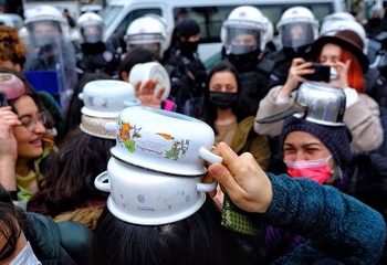 تظاهرة نسائية بأواني الطهي في تركيا