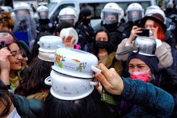 تظاهرة نسائية بأواني الطهي في تركيا