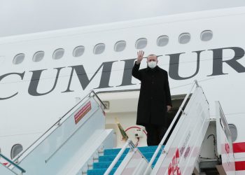 أردوغان يغادر إلى الإمارات رافعًا شارة “رابعة”