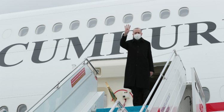 أردوغان يغادر إلى الإمارات رافعًا شارة “رابعة”