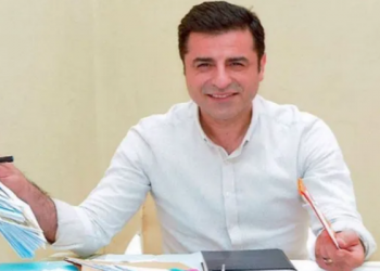 دميرطاش يشجع الطلاب على الدراسة بالكردية