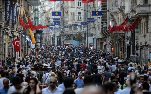 استطلاع رأي: 80% من الأتراك انخفضت قدرتهم الشرائية