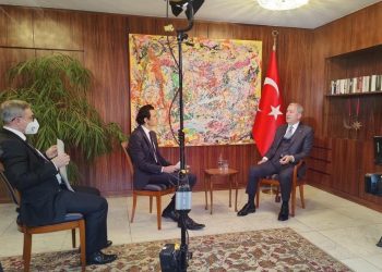 صورة محرجة لوزير الدفاع التركي