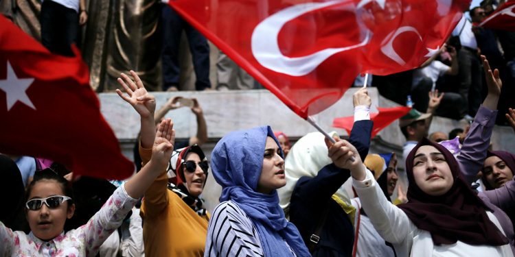 منع مسيرة “الليالي النسوية” في إسطنبول واعتقال مشاركات بها 