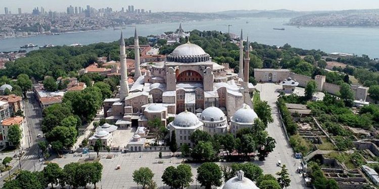 صلاة التراويح تقام في آيا صوفيا لأول مرة منذ 88 عامًا