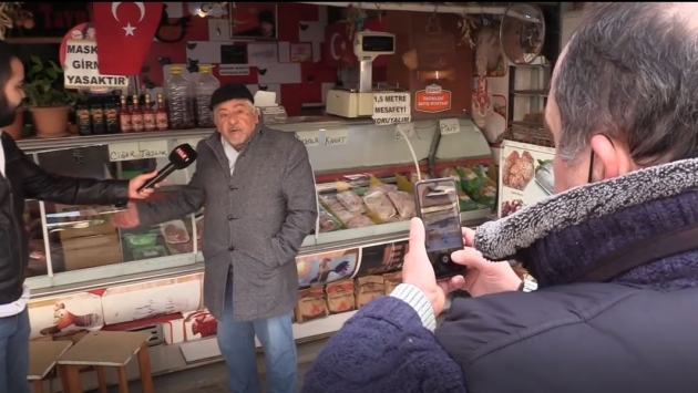 مواطن تركي يلتقط صورة مع اللحم الأحمر بعد ارتفاع سعره