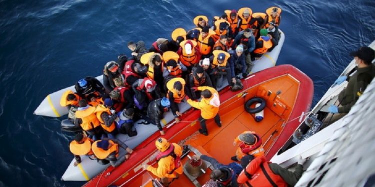 35 مهاجرًا على قوارب مطاطية منعتهم اليونان من دخول حدودها البحرية