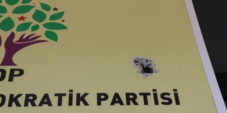 هجوم مسلح على مبنى الحزب الكردي في مرسين