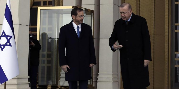 أردوغان يتّفق مع الرئيس الإسرائيلي على تشكيل خليّة أزمة