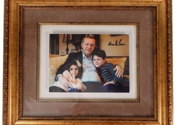 صورة أردوغان مع أحفاده في مزاد علني