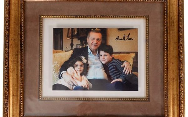 صورة أردوغان مع أحفاده في مزاد علني