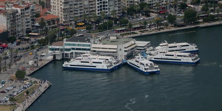 تعليق خدمات عبارات السيارات في “إزمير”