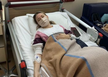 الشرطة التركية تنتظر على باب منزل سيدة خضعت لزراعة كلية لاعتقالها