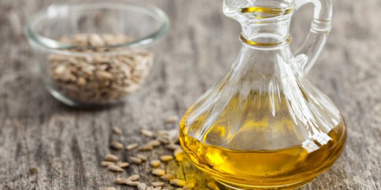 الإعلام التركي يواجه أزمة الزيت بوصفة “صنع زيت عباد الشمس بالمنزل”