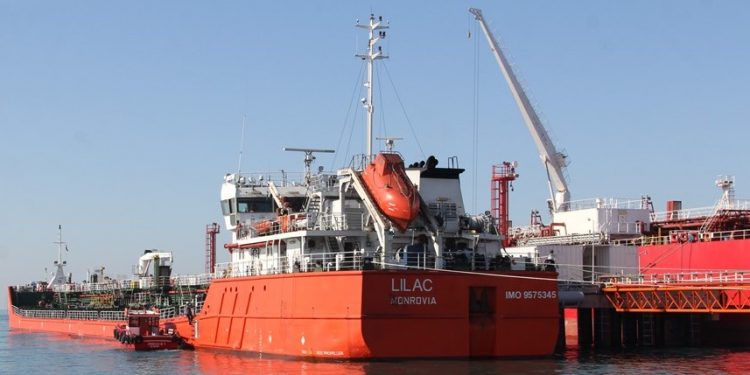 احتفاء كبير بأول سفينة زيت عباد الشمس تصل إلى تركيا