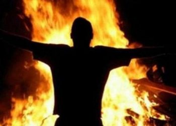 ضابط شرطة مفصول تعسفيًا يشعل النار في نفسه تاركًا رسالة مؤثرة