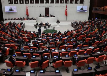 تركيا.. قانون لإعفاء الشركات من الضرائب إذا حولت حساباتها إلى الليرة