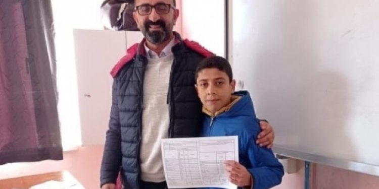 نقل تعسفي لمدرس تركي يتحدث الكردية والعربية مع طلابه