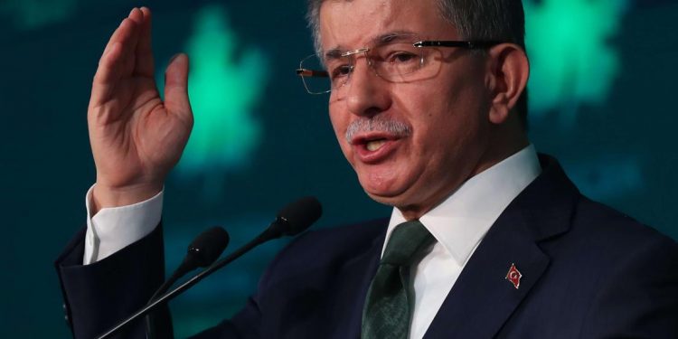 تركيا.. داود أوغلو يفضح تناقضات حلفاء أردوغان