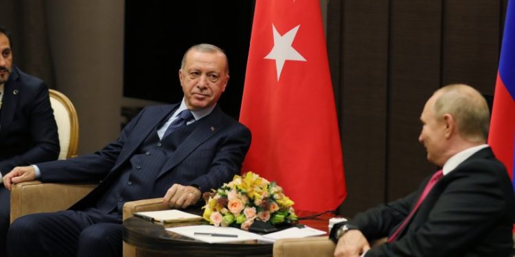 بلومبيرج: بقاء تركيا على “الحياد” تجاه روسيا يضعها في مأزق
