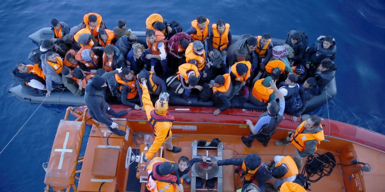 إنقاذ 135 مهاجرًا في سواحل “إزمير”