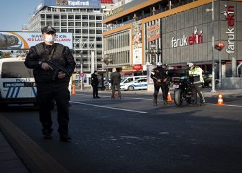 الإفراج عن صحفيين كانا يعملان في وكالة “بلومبرغ” رغم اتهامهما بـ”تقويض استقرار تركيا الاقتصادي”