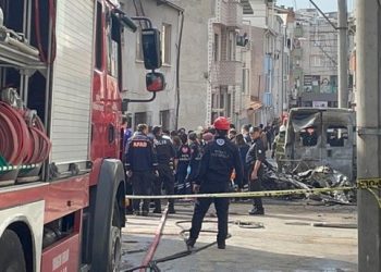 سقوط طائرة فوق حي سكني في ولاية “بورصة” التركية ومقتل طاقمها