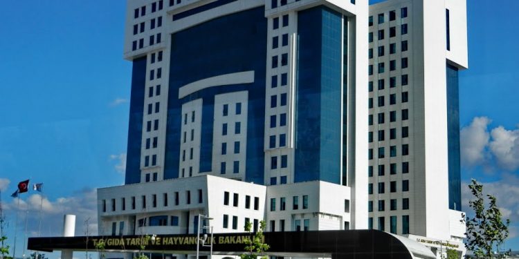 إقالة 4 نواب لوزير الزراعة التركي